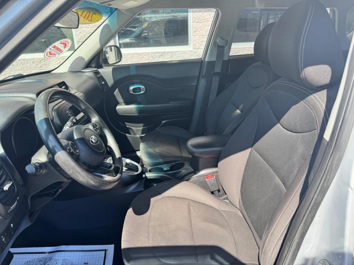 2016 SILVER KIA SOUL (KNDJN2A25G7) with an 1.6L engine, Automatic transmission, located at 3100 Covert Avenue, Evansville, IN, 47714, (812) 473-4492, 37.955418, -87.512238 - Photo#12