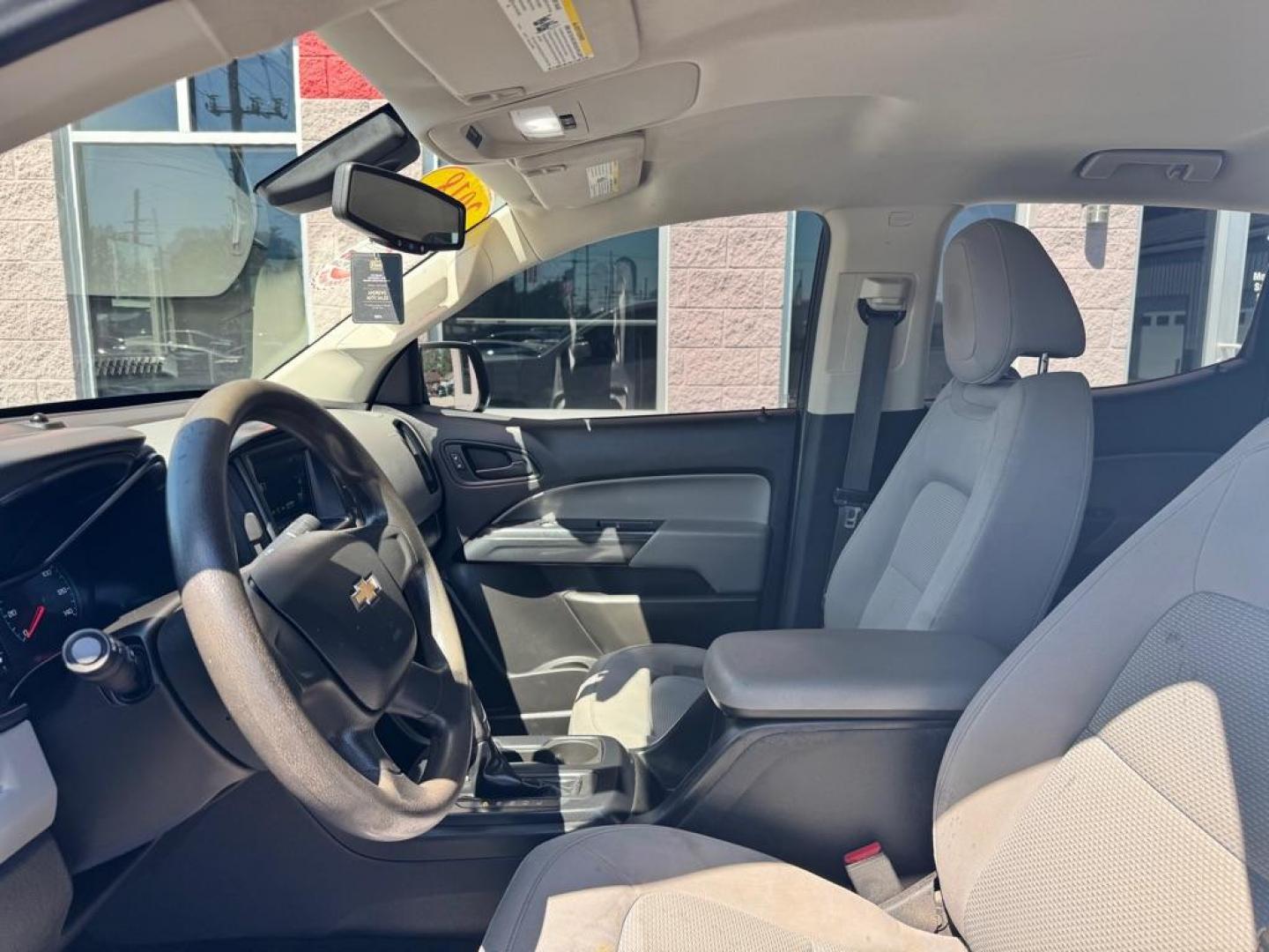 2018 WHITE CHEVROLET COLORADO (1GCGSBEA3J1) with an 2.5L engine, Automatic transmission, located at 3100 Covert Avenue, Evansville, IN, 47714, (812) 473-4492, 37.955418, -87.512238 - Photo#3